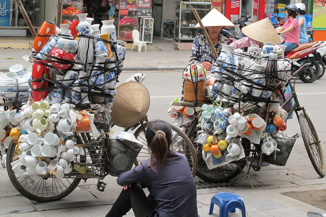 Уличная торговля традиционными керамическими изделиями на ул. Хангбонг, Ханой